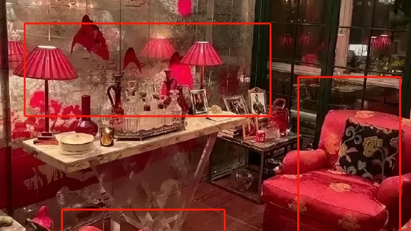 梁朝伟香港豪宅曝光，沙发纹路与寿衣撞款氛围恐怖，网友：鬼宅