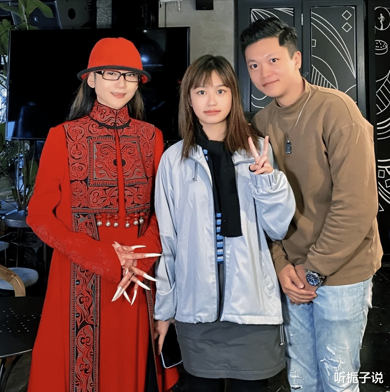 杨丽萍|杨丽萍李玉刚被网友偶遇!两人一同过年,穿民族服饰逛街关系亲密