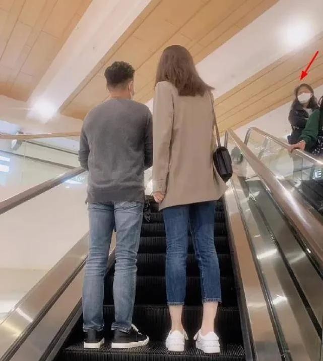 熊黛林|42岁熊黛林情人节秀恩爱,穿衣土气引群嘲,素颜出镜疑似怀2胎