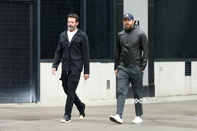 陪你疗情伤！狼叔和瑞安·雷诺兹现身街头一路热聊