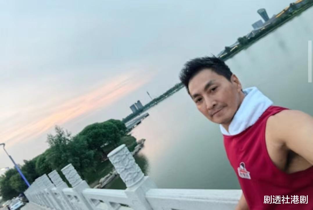 委屈！63岁知名港星领老人证遭嘲讽，被指身家过亿不应享受该福利