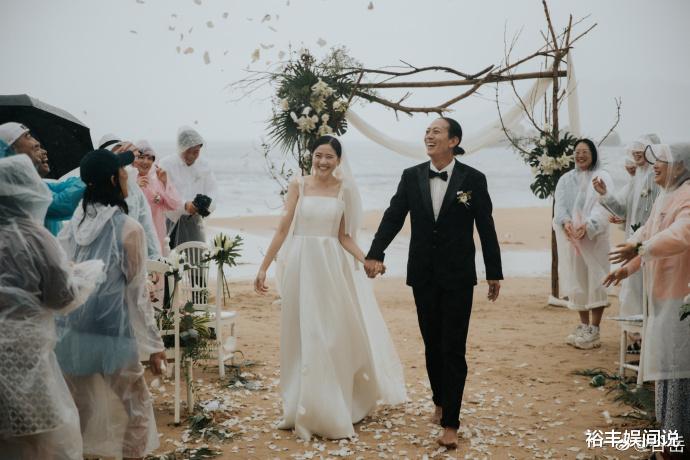 谷岳|43岁谷岳官宣结婚!扎小辫仍显帅气,曾指责中国人对海鲜贪得无厌