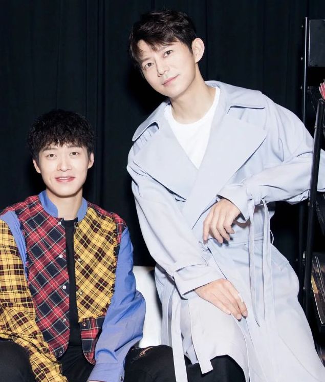 49岁何炅现身乌镇戏剧节,路人视角暴露身高,另类穿搭惹争议