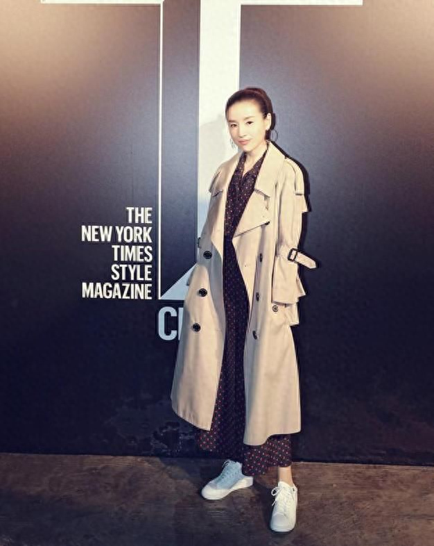 董洁素颜清秀干净，个子比想象中矮，但自然老去很真实的漂亮！