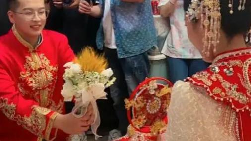 网红麦小登全新孕肚照曝光，腿上伤痕全是淤青，让人忍不住感叹