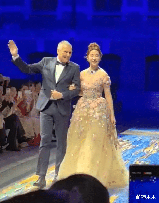 刘亦菲百万穿搭亮相宝格丽活动，生图暴露麒麟臂，惨被嘲又壮又胖