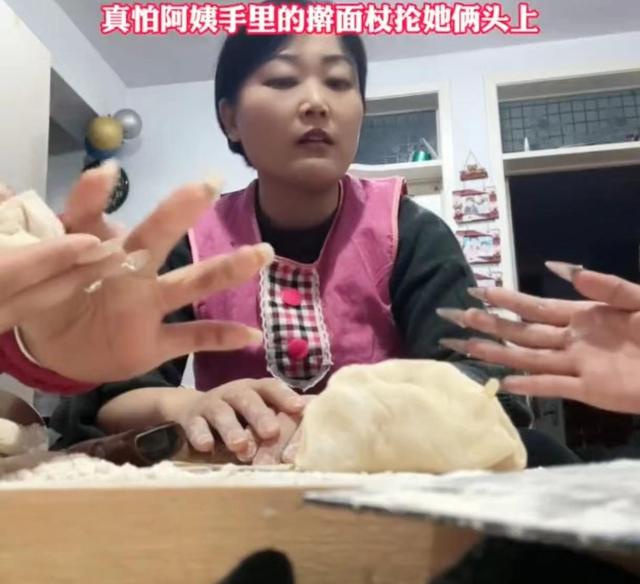 姐妹俩做美甲回家过年，包水饺的手让妈妈欲言又止：差点控制不住