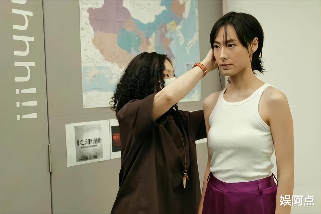 梁洛施新电影海报曝光，颜色犀利一个眼神便是戏！网友：满满期待