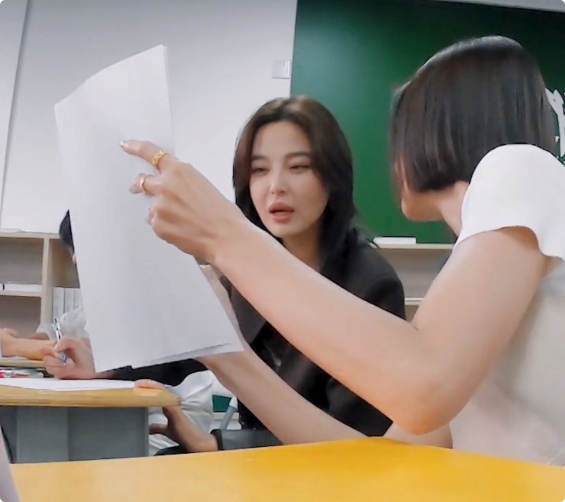 《花少5》开播,秦岚不嫩了,秦海璐脸不僵了,我却被热巴惊艳了