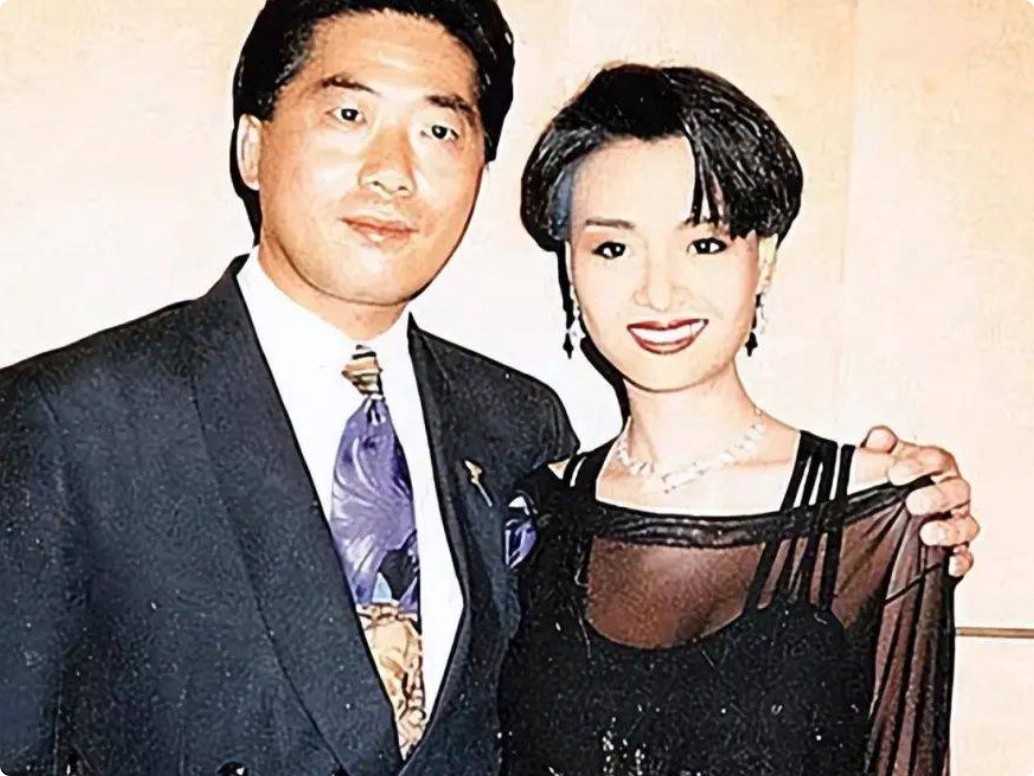 57岁香港女神现身商演,蜂腰美肩,上围丰满,越老越有韵味