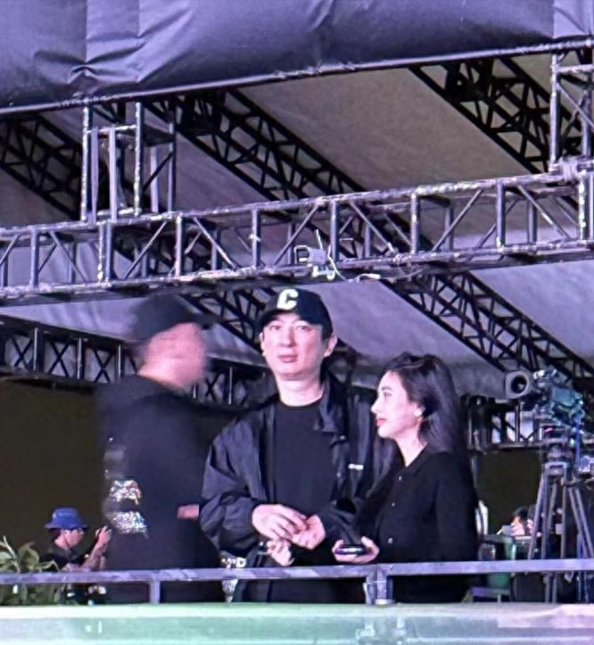 王思聪携美女现身音乐节，花58.8万订包间，现场开25瓶黑桃A