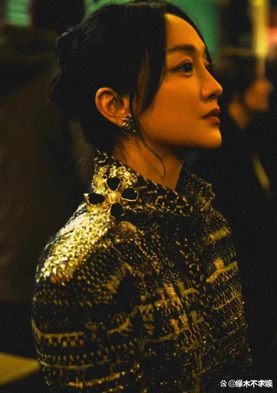 周迅曼城被偶遇！被赞打败99%留学生，助理拒绝合影被批架子大！