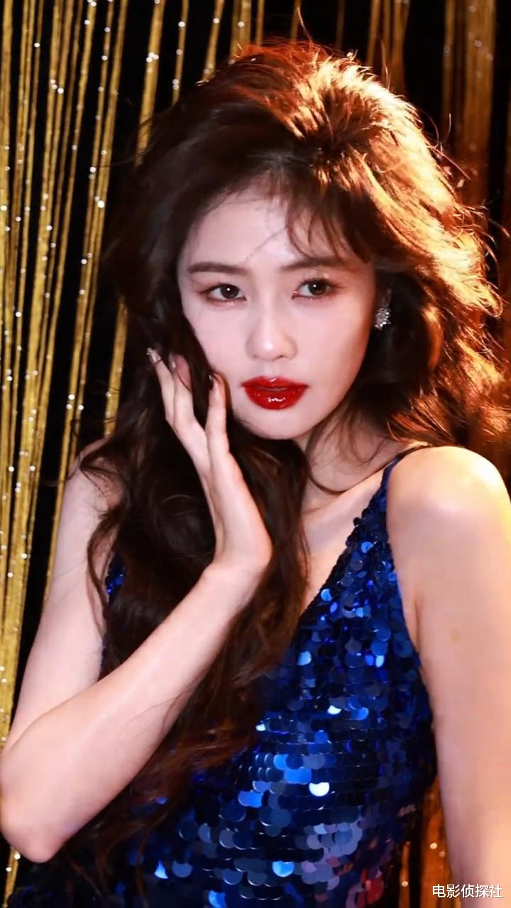 GQ盛典看点多:杨幂提大白菜包,杨天真满身娃娃,三个女明星撞款