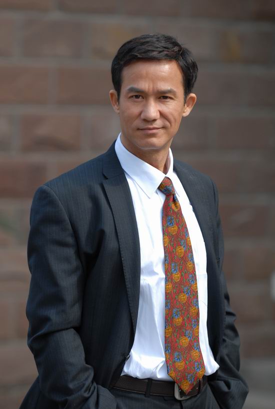 64岁港星李子雄定居河北小县城!娶小23岁内地女星,女方身材姣好