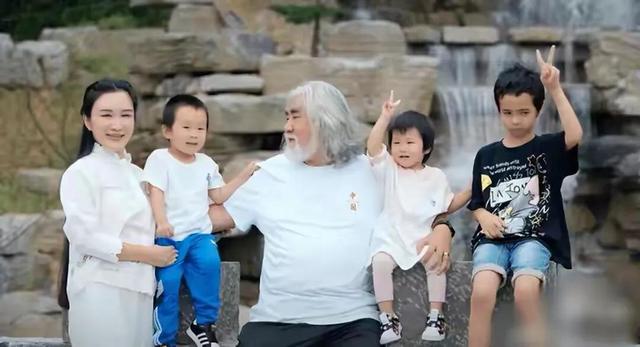 张纪中|72岁张纪中玩降落伞,伞上仅栓一根绳,网友直呼别把自己玩没了