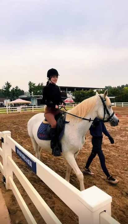 李小璐母女农村被偶遇,穿瑜伽裤拔萝卜惹争议,甜馨对母亲翻白眼