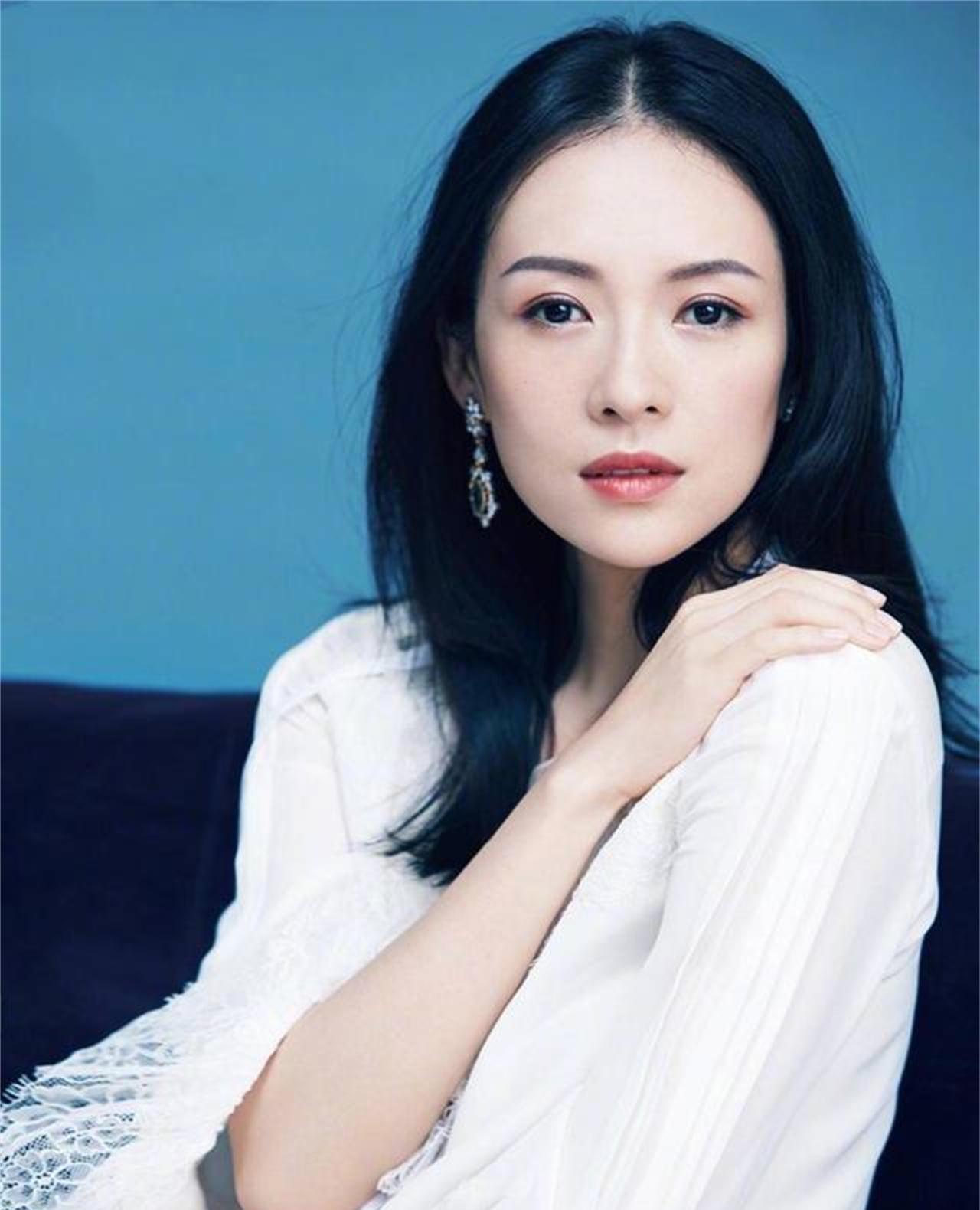 章子怡|章子怡有钱想删也删不掉的旧照,亲得成龙好开心