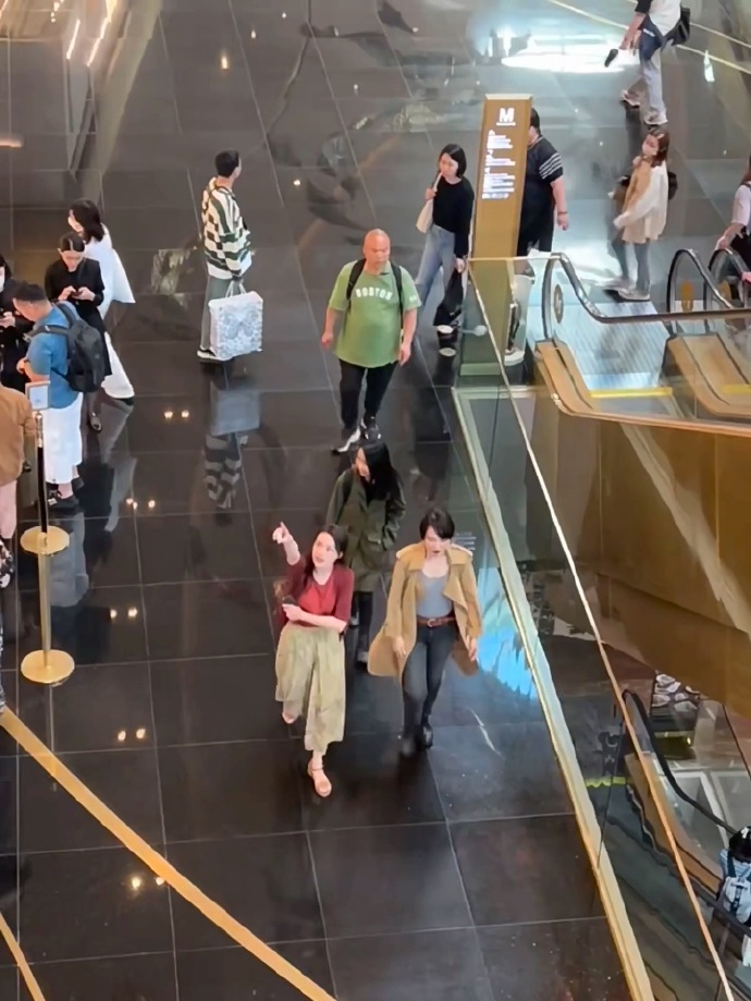 舒淇现身泰国，穿红开衫搭咖色裙子超自然，李心洁也同框出镜