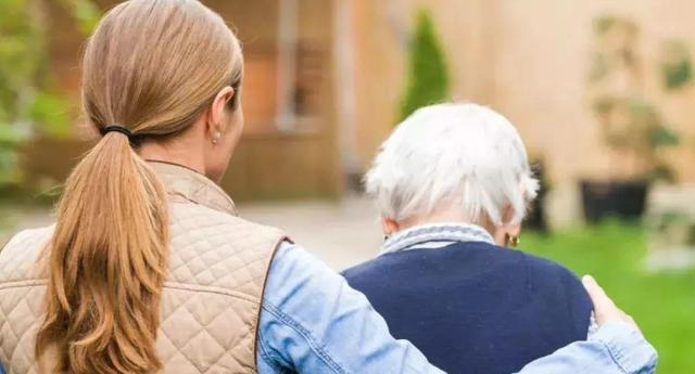 患认知障碍老人在美发店消费60万，员工多次诱导充值，只愿退28万