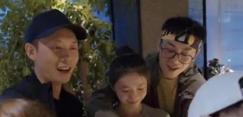 朱亚文|朱亚文人设崩塌!双手环抱星女郎为其庆生,厌恶女生大幅度夹菜