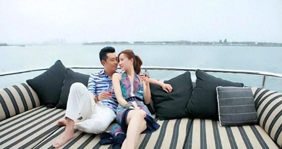 陈赫一家4口被偶遇，穿5000元T恤太壕气，39岁的张子萱年轻漂亮！