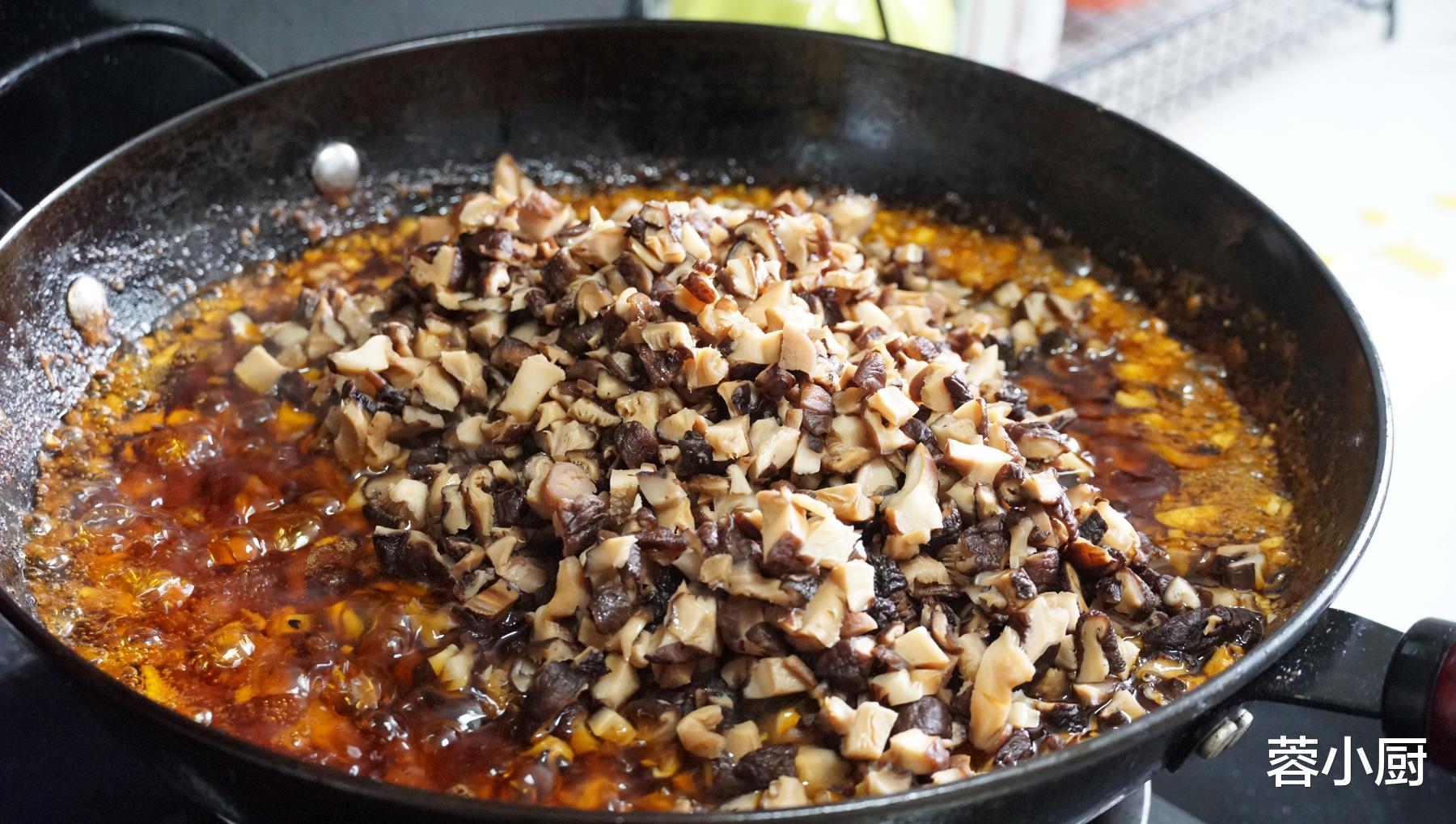 香菇|懒人必备万能酱,一次做一锅,保存3个月不坏,拌面下饭都好吃