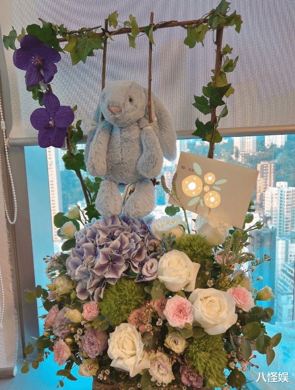 |李念官宣三胎出生,产后照曝光手臂扎针管十分虚弱,仨儿女首同框