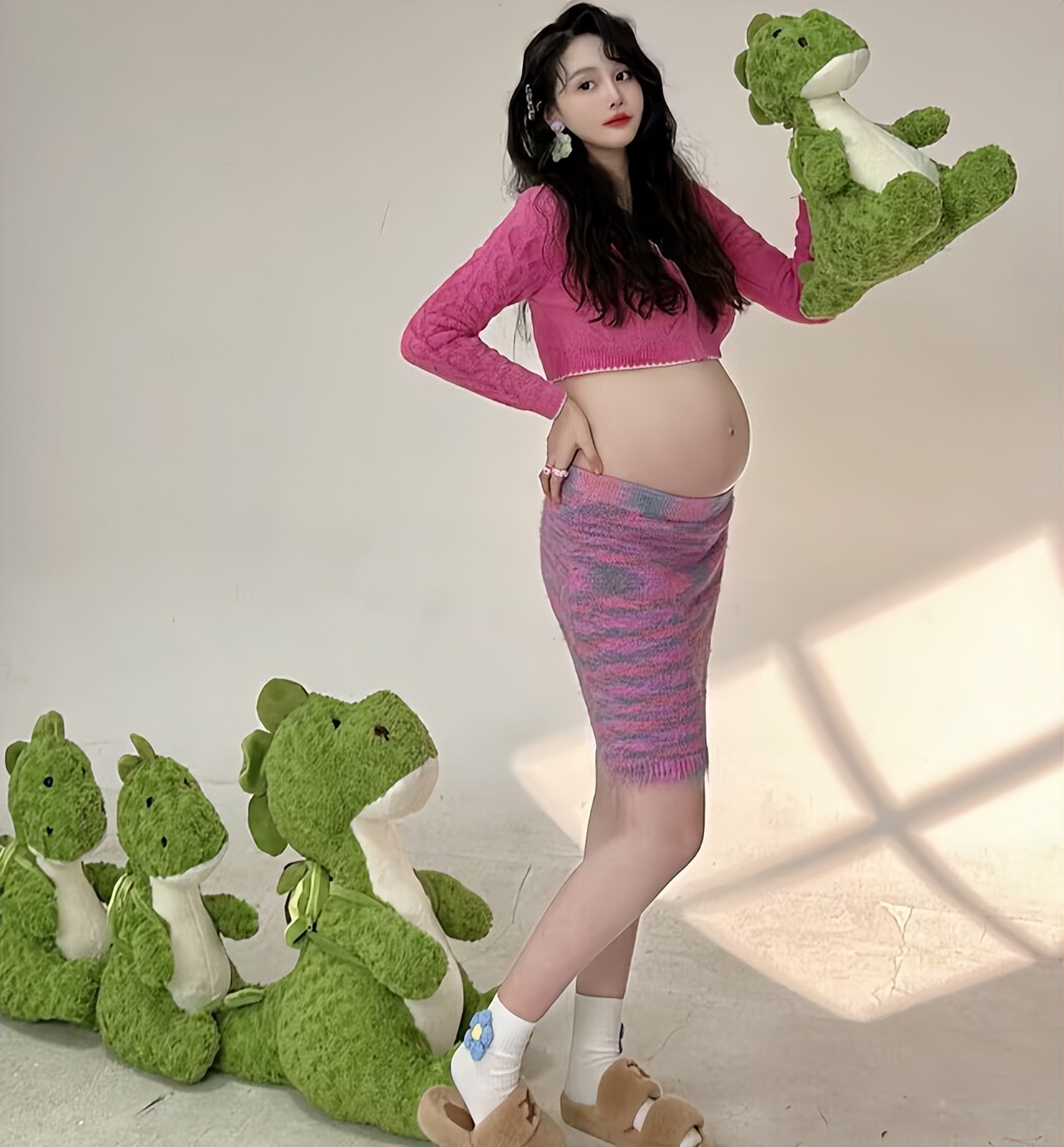 球球首晒孕肚写真照,肚大如箩似怀男婴,宝宝乳名被嘲太儿戏