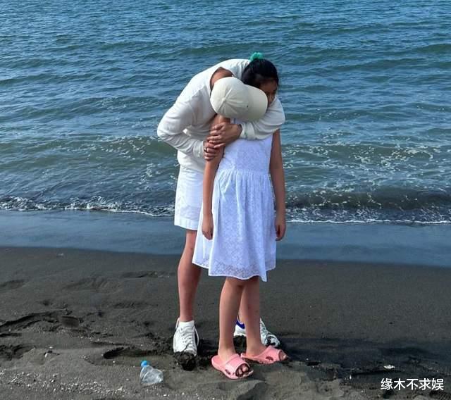 汪小菲海边拥抱女儿，9岁汪希玥暴风抽高，姐弟俩回家后变怯懦！