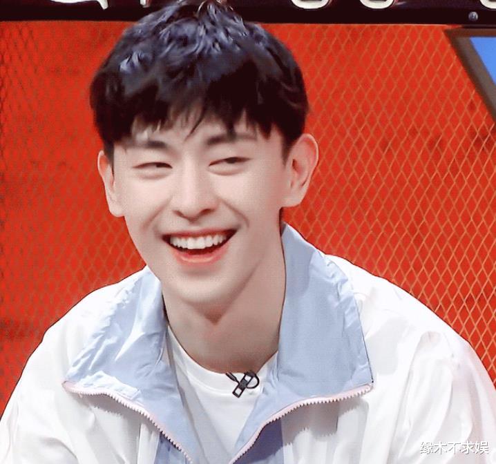 邓伦正式复出！成立火社甄选开启首场直播，成绩不佳离场后颓废！