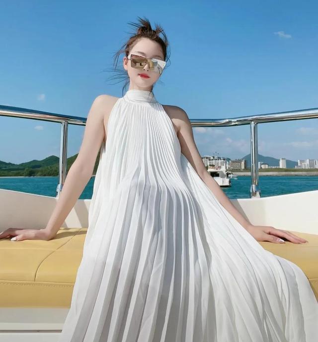 王菲|演员嘎子老婆美国生活曝光买游艇,购豪车,资产直逼马云!