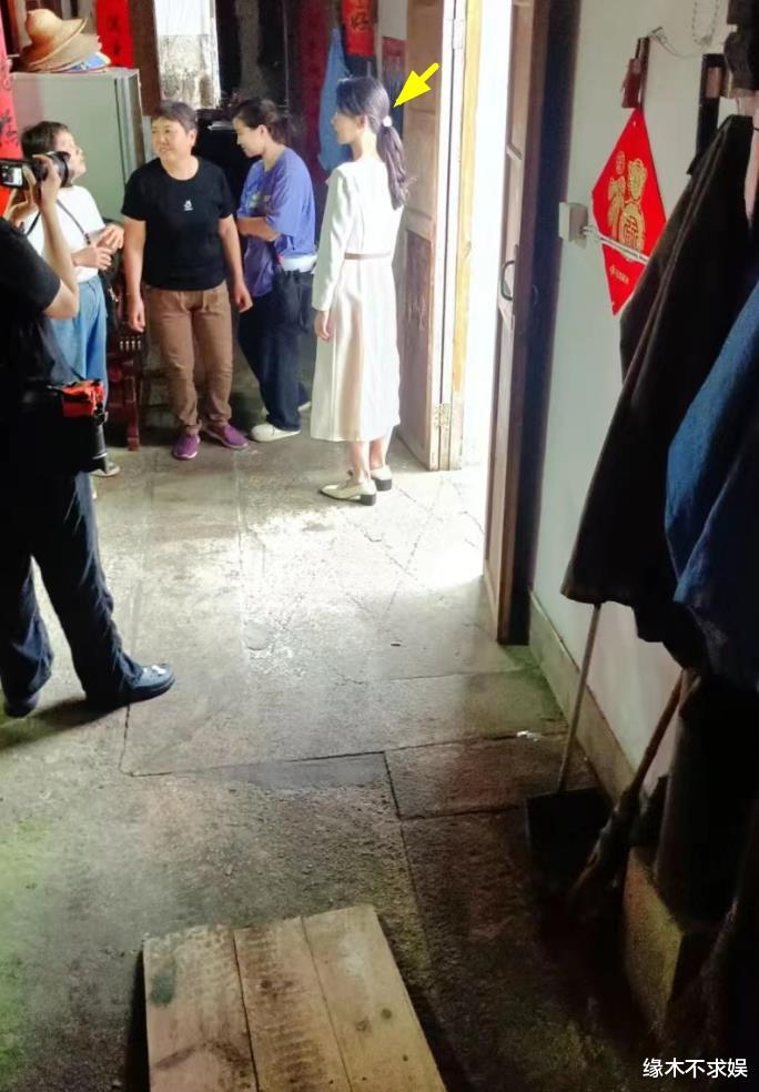 杨紫安徽农村拍戏被偶遇，真人又高又瘦，脚大被指穿40码鞋！