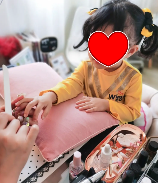 女孩 宝妈骗女儿去指甲塑形，孩子疼哭还自我感觉良好，果然无知最可怕