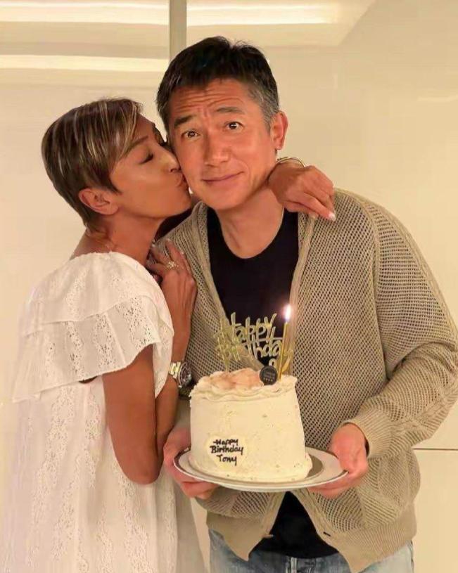 刘嘉玲闺蜜为梁朝伟庆生引争议,又亲又抱,大腿缠到裤裆处