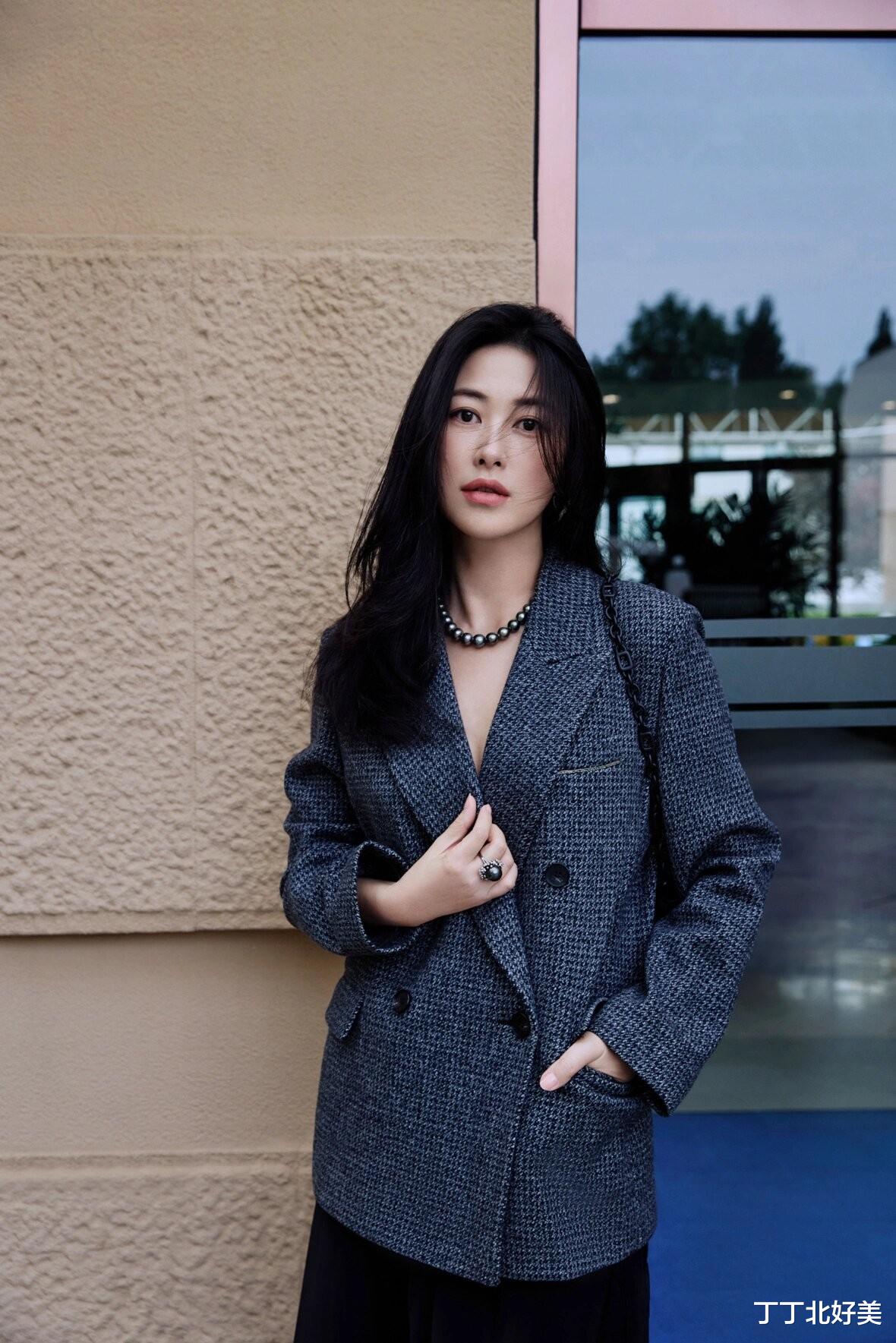 朱珠带火了“假上班”穿搭，真空穿西装+半身裙+乐福鞋，性感高级