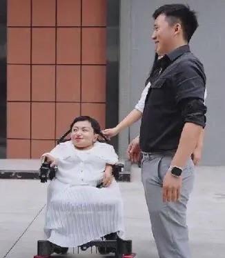 袖珍女李喜梅大婚嫁演员，陪嫁千万冒死生娃，公婆表情真是一言难尽