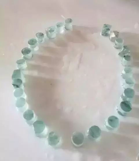 翡翠|裂成狗的“烂翡翠”,居然切出两套高冰飘花!