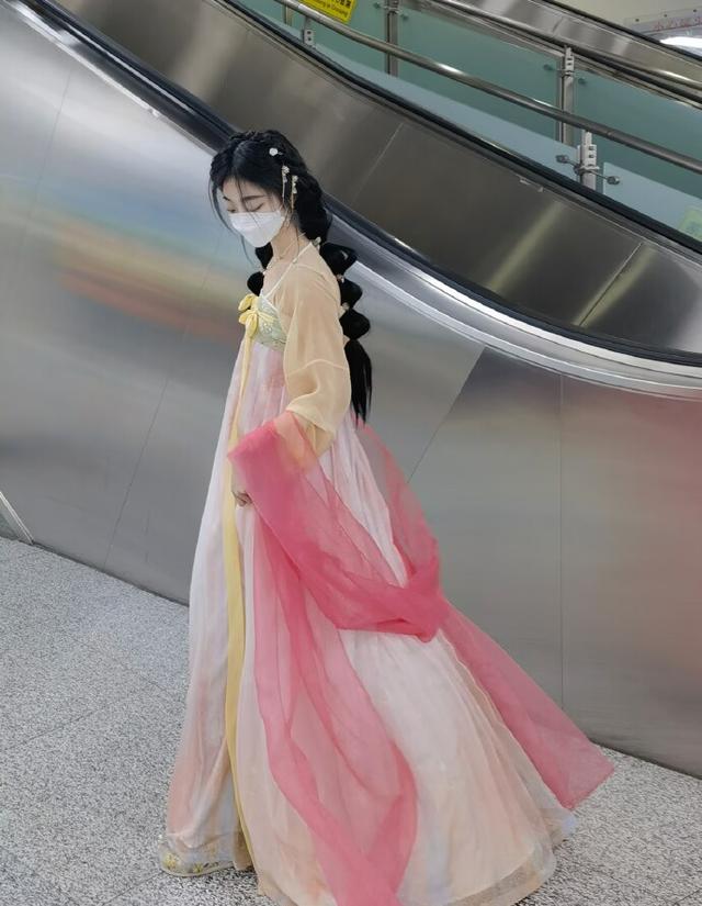 发型 被中国地铁里的“美人”惊艳了，穿汉服好养眼，气质更是高级