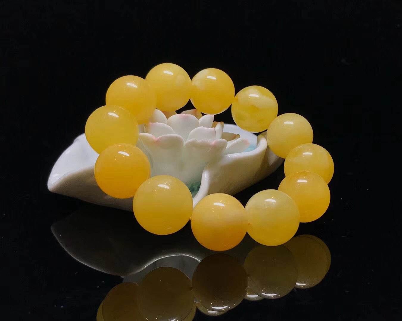 蜜蜡与南红:宝石界的珍贵之选