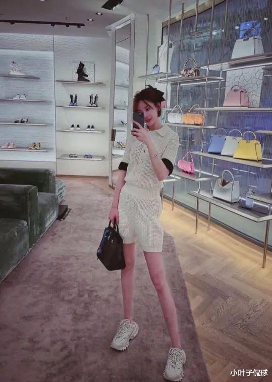 杨鸣新欢照片曝光,45岁离异带娃仍有水蛇腰,网友:虽大7岁但真漂亮