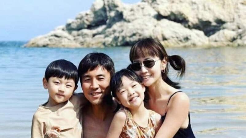 TVB视帝晒与家人合照！圈中妻子穿泳衣尽显好身材，不似两孩之母