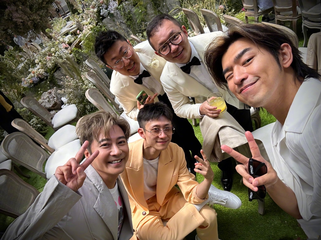 张一山|张一山陈柏霖海边聚会，陈柏霖抽水烟吞云吐雾，张一山不停抖腿