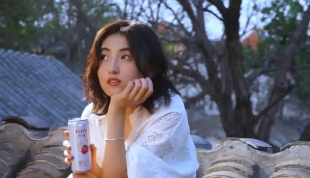 张子枫|三亿网友都在讨论张子枫的胸,这胸碍了谁的眼?