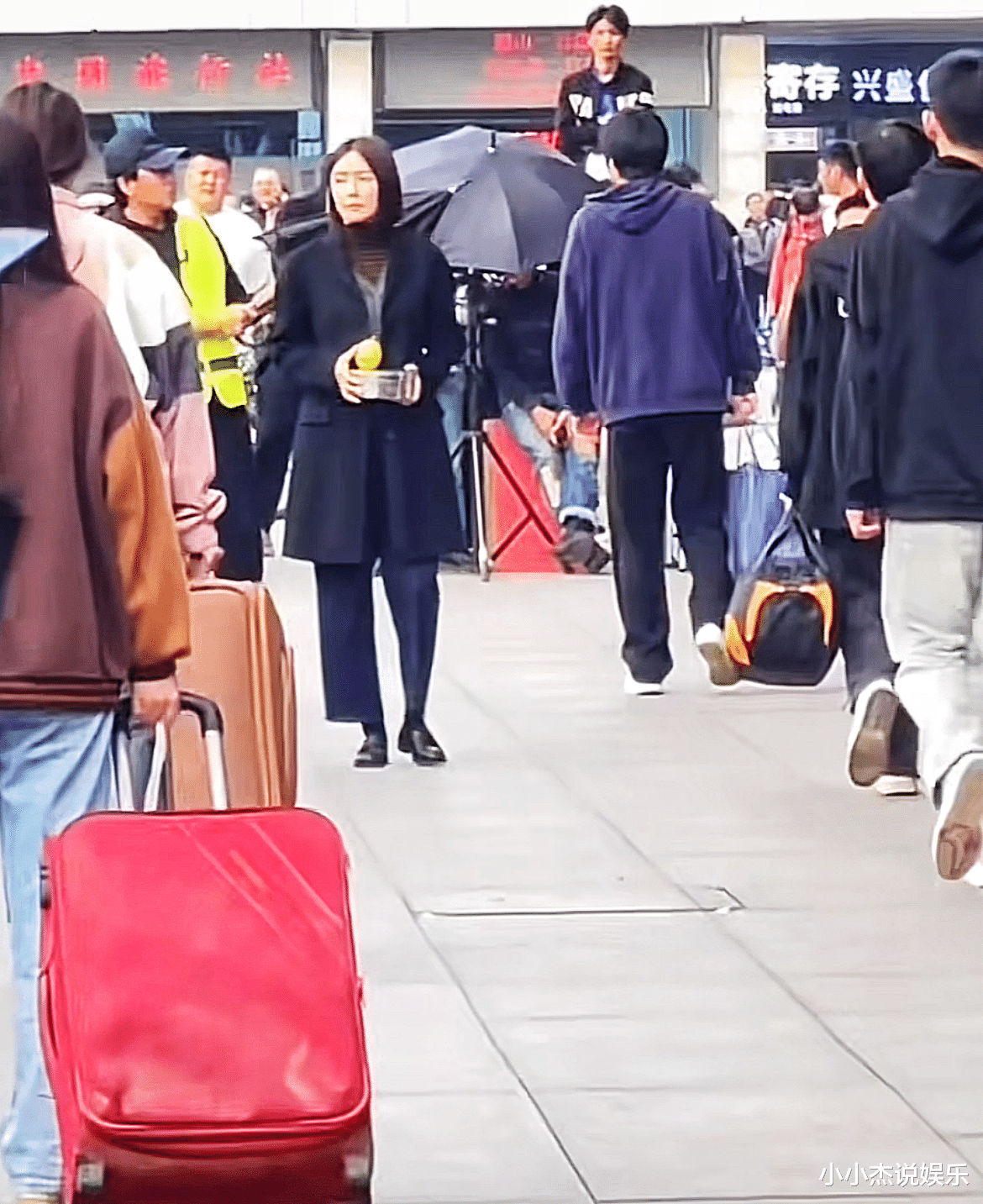 长沙：44岁秦岚街头拍戏，穿着土气无女神范，工作人员喊大家闪开