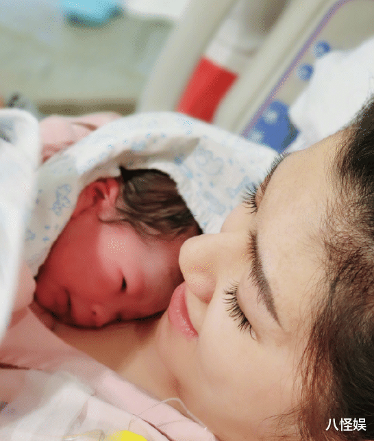 42岁任家萱庆儿子满月，透露有点老花，都是男友给儿子换尿布洗澡