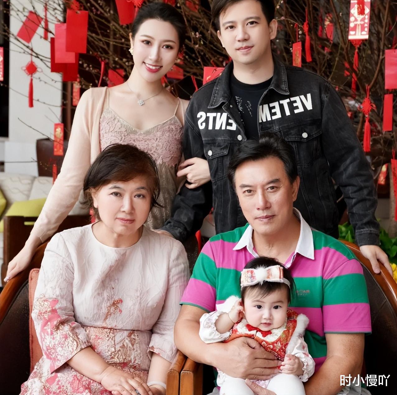 邓紫棋|陈佩斯母亲去世13天，妹妹一家五口去三亚旅游，吃香喝辣被批冷血