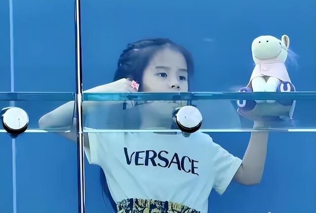 郭富城为老婆庆生显诚意!方媛一身行头几十万,俩女儿也衣着不菲