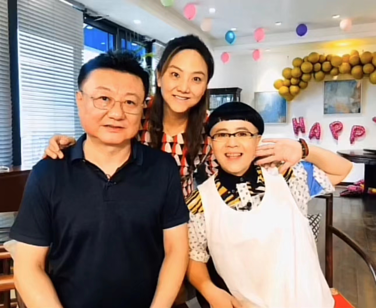 不过,王宁经常带着老婆回青岛度假短住.
