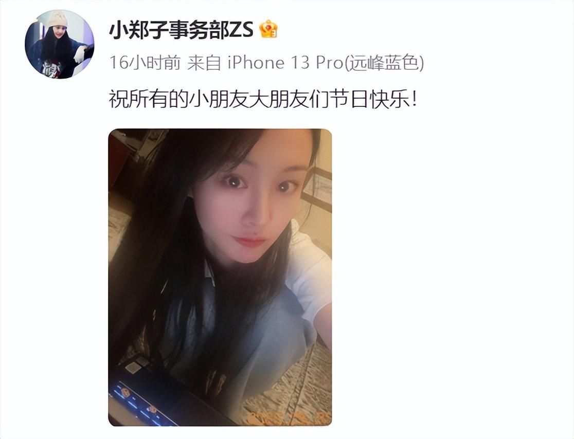 郑爽|郑爽晒近照反击，故意遮挡发际线，身后家具破旧在国外生活条件差