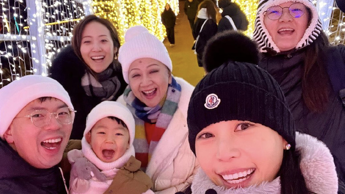 薛家燕举家赴日本旅行，祖孙合照笑容一致，两岁孙子小眼睛很可爱